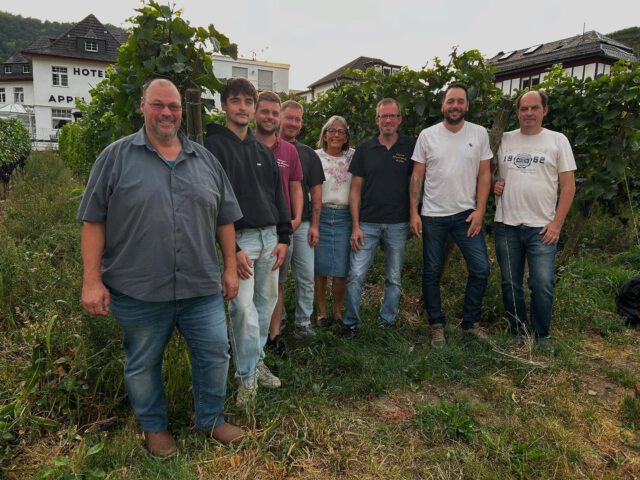 Seid ihr schon bereit für‘s 61. Recher Winzerfest?🍇🎉
Unsere Standbetreiber sind es! Vom 19.09.-21.09. öffnet Rech wieder seine Tore und lädt euch alle herzlich ein uns zu besuchen. Auf euch warten leckere Ahrweine von diversen Winzern. Auf dem Platz könnt ihr die breite Auswahl bei sieben Standbetreibern erkunden. 🍇🍷🎉
Wir freuen uns auf Euch!
#winzerfestrech #weindorfrech #ahrweine #recherweine #weinfest #drittesseptemberwochenende