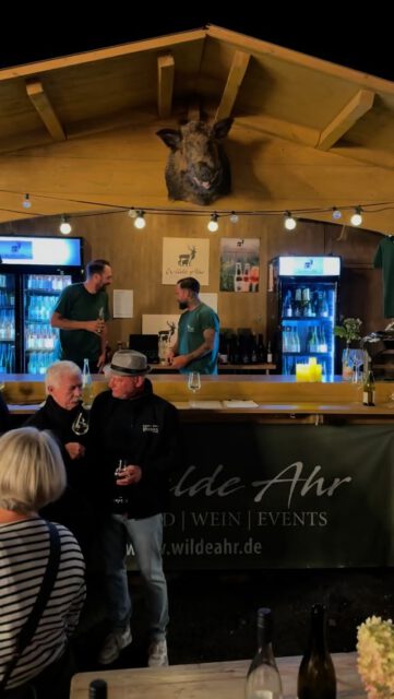 Es ist endlich wieder Winzerfest bei uns im @weindorf_rech ✨🍷 
Was für ein toller Auftakt gestern!
Heute öffnen die Weinstände für euch um 12 Uhr.
Um 14 Uhr findet die Proklamation des neuen Weintrios statt. Wir freuen uns auf euch ♥️
#winzerfest#weinfest#ahrtal#weindorfrech