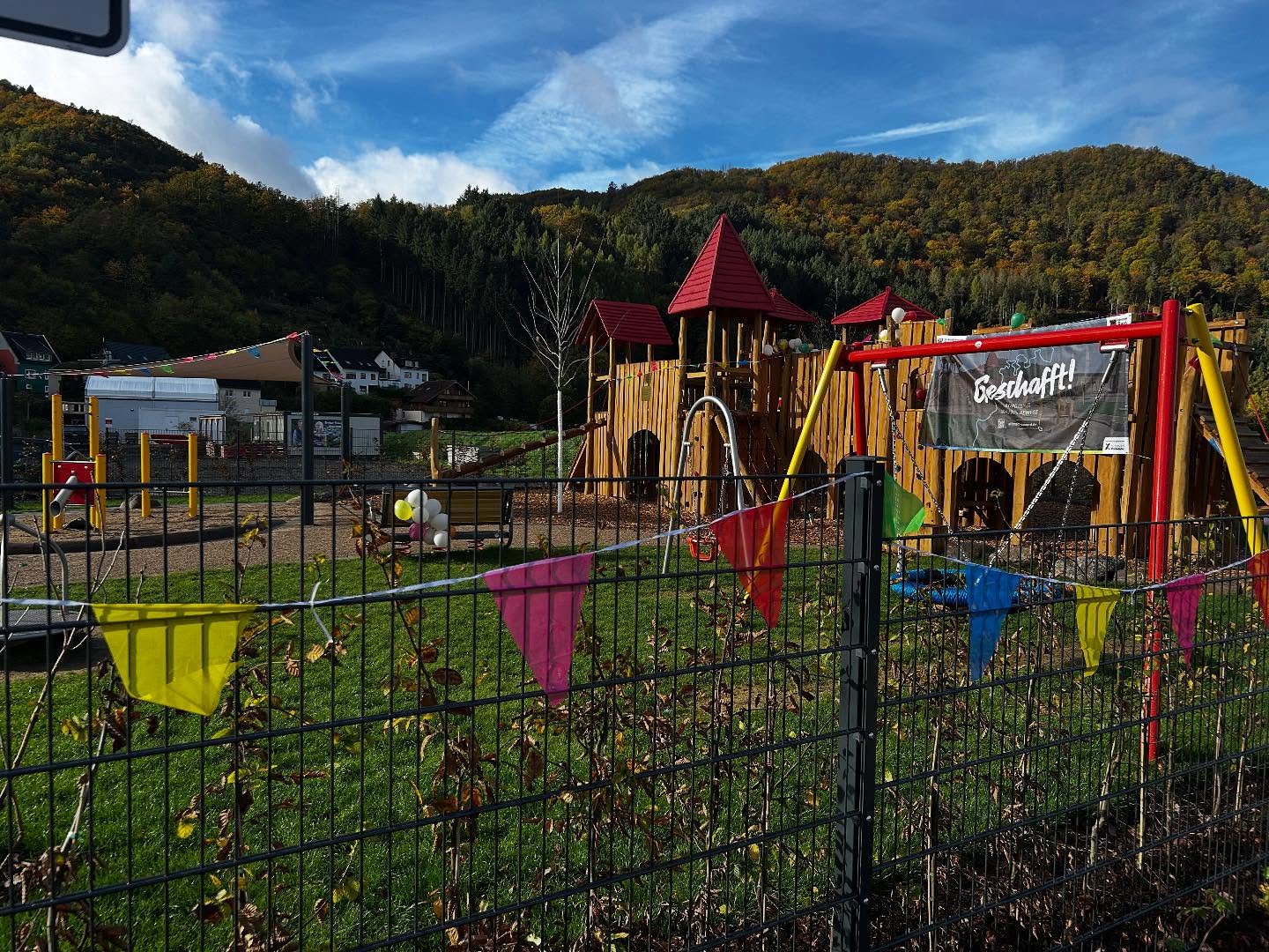 Spielplatzeröffnung 25. Oktober 2025 🛝🎈
Heute wurde nach langem warten der neue Spielplatz in Rech eröffnet. Wir wünschen allen Kindern viel Spaß.
#spielplatz #neueröffnung #spielplatzrech #weindorfrech