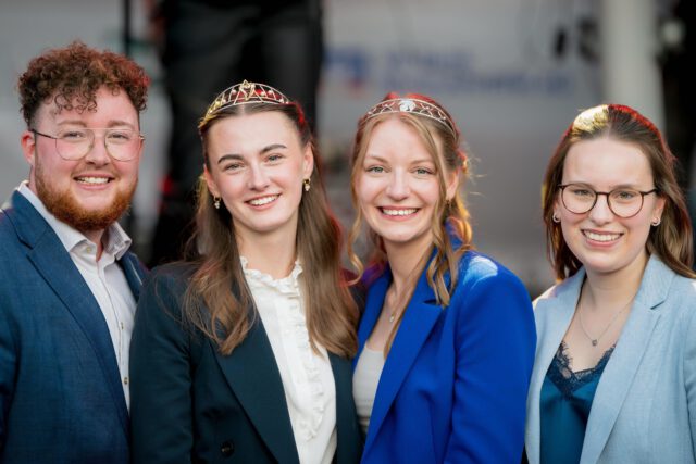 Liebe Anna,
wir sind unfassbar stolz auf dich. Du hast mit deiner charmanten und kompetenten Art gezeigt, dass dein Herz für unsere Ahrweine schlägt.
Wir gratulieren dir ganz herzlich zum Amt der Ahrweinkönigin und wünschen dir und der Ahrweinprinzessin Hannah eine unvergessliche Amtszeit. Ihr werdet das Ahrtal hervorragend repräsentieren. 🍇🍷
📸: Simon Eickhoff
#ahrwein #ahrweinkönigin #ahrweinmajestäten #weindorfrech #stolz