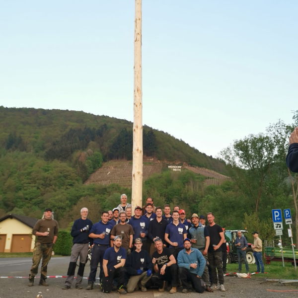 Der Junggesellenverein Rech beim Maibaumstellen.