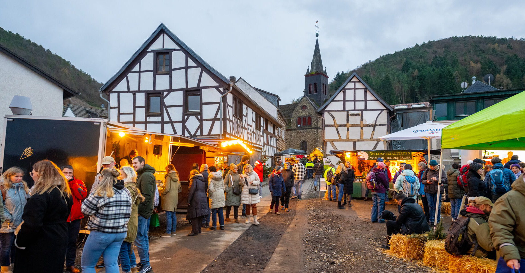 Der Weihnachtsmarkt in Rech am frühen Abend.
