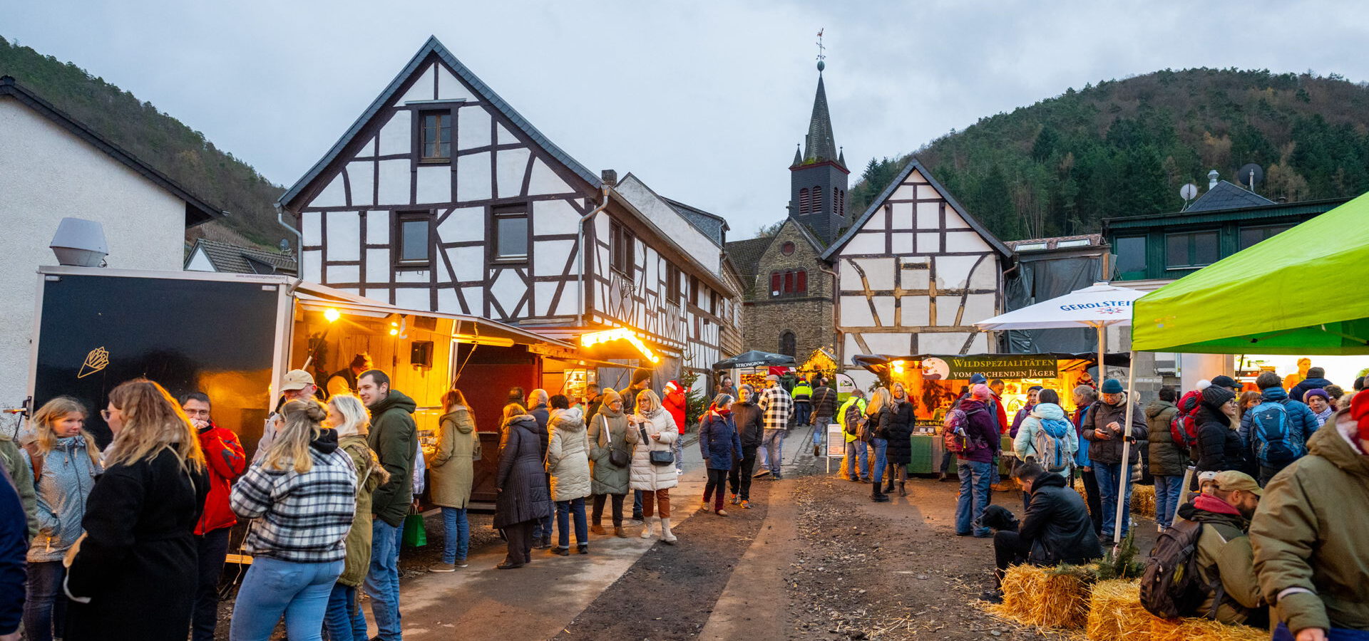 Der Weihnachtsmarkt in Rech am frühen Abend.