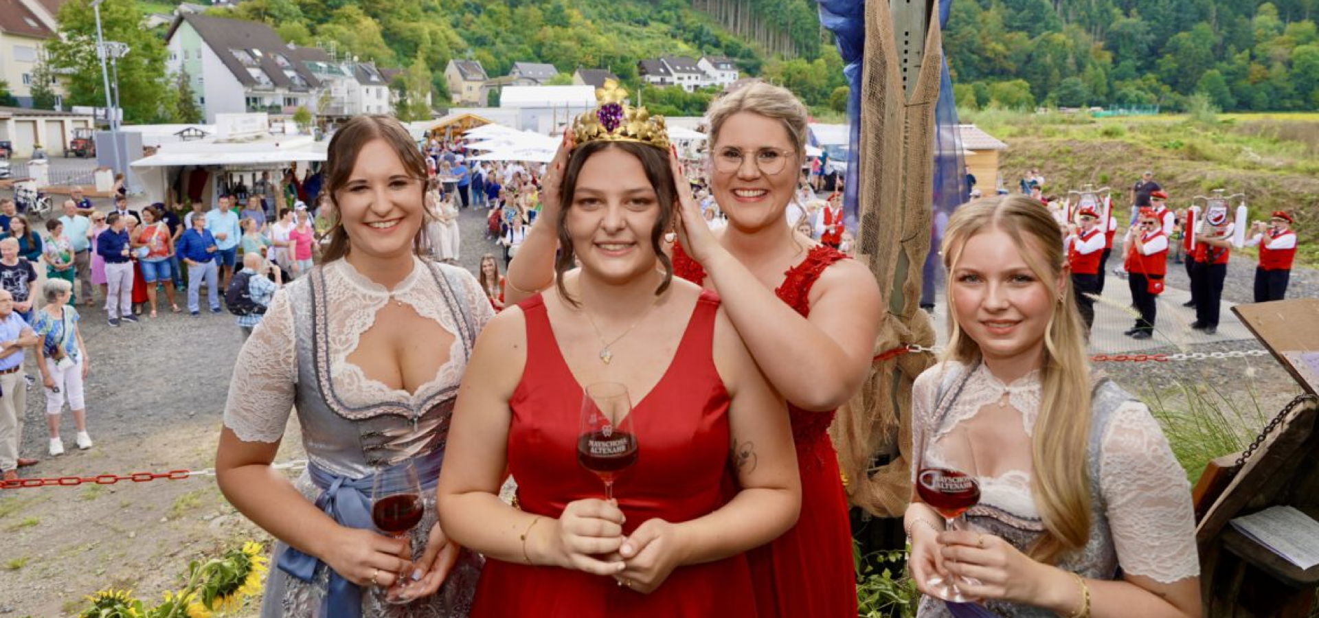 Vier schöne junge Damen bei einem Weinfest an der Ahr. Die Weinkönigin mit ihrem Hofstaat.