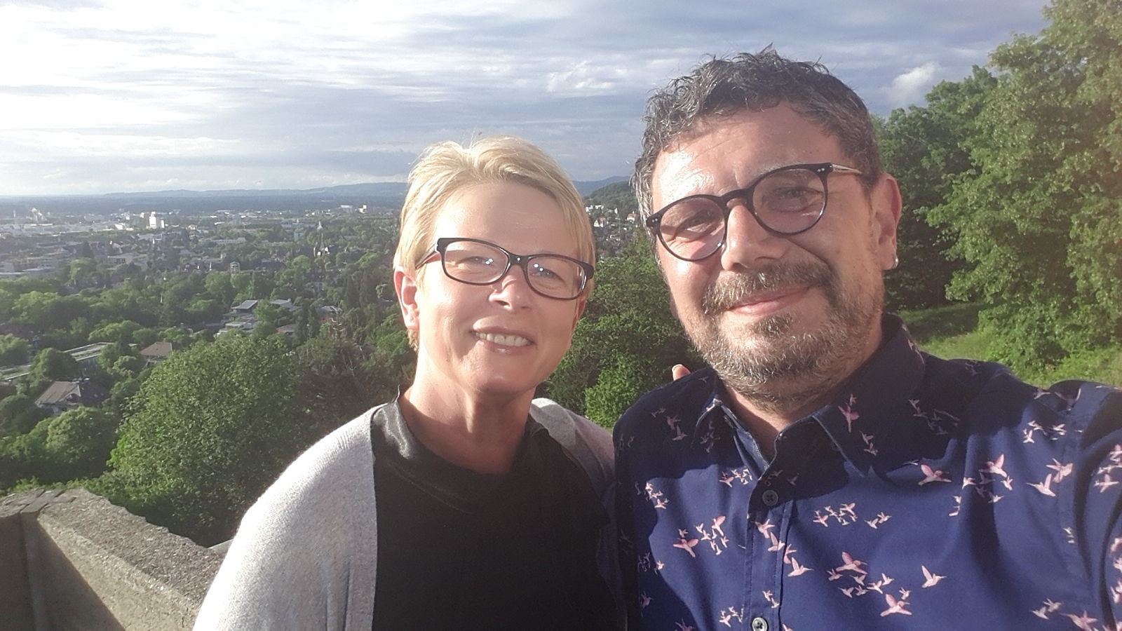 Ein mittelaltes Paar von der Ahr lächelt in die Kamera.